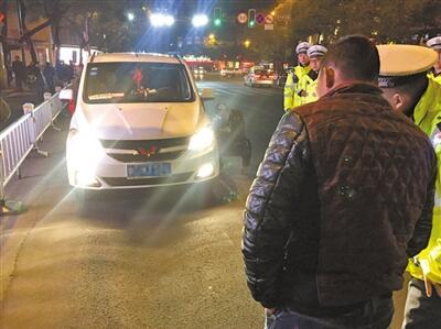 中國僑網(wǎng)違法駕駛員親身體驗刺眼的遠光燈。郭云豪攝