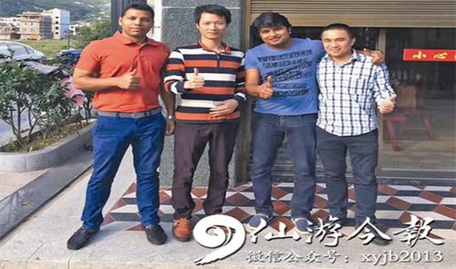 中國(guó)僑網(wǎng)陳劍鋒與他的外國(guó)客戶(hù)(資料圖)