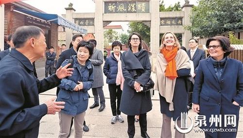 中國僑網(wǎng)法國藝術(shù)家在九日山考察