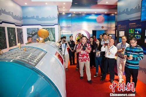 中國(guó)僑網(wǎng)圖為海外華文媒體代表在文昌航天科普館內(nèi)參觀。 中新社記者 洪堅(jiān)鵬 攝