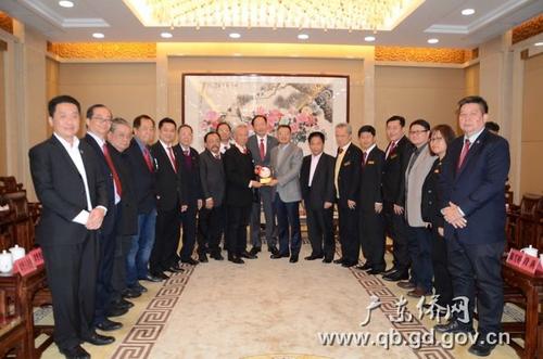 中國僑網(wǎng)互贈紀(jì)念品