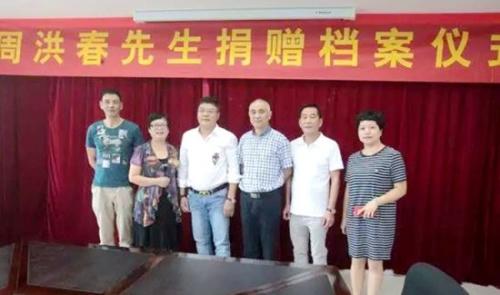 中國(guó)僑網(wǎng)周洪春將意大利1860年出版的地圖無(wú)償捐贈(zèng)給溫州市檔案局