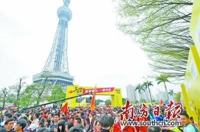 中國僑網(wǎng)25日,來自不同國家和地區(qū)的超21萬人參與了“美麗佛山 一路向前——佛山50公里徒步”活動,影響力輻射粵港澳大灣區(qū)城市群。 南方日報記者戴嘉信 攝