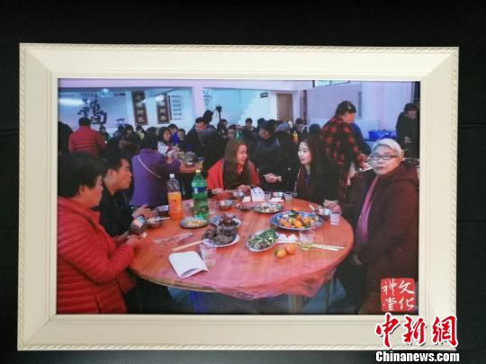 中國僑網(wǎng)資料圖:僑鄉(xiāng)青田送文化禮堂出國門。王宇提供