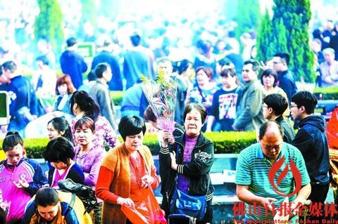 中國(guó)僑網(wǎng)昨日(4月4日)上午,市民在佛山市殯儀館祭祀?yún)^(qū)祭拜先人。/佛山日?qǐng)?bào)記者 王偉楠攝