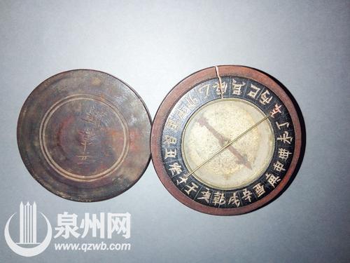 中國(guó)僑網(wǎng)劉義杰捐贈(zèng)的航海羅盤。