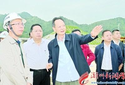 中國(guó)僑網(wǎng)潮州市委書(shū)記李水華帶隊(duì)調(diào)研寧莞高速公路潮州段項(xiàng)目建設(shè)情況。 本報(bào)記者 陳宏文 攝