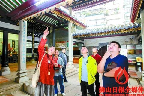 中國僑網(wǎng)影視領(lǐng)域?qū)<以诜鹕进檮偌o(jì)念館考察。(周春 攝)