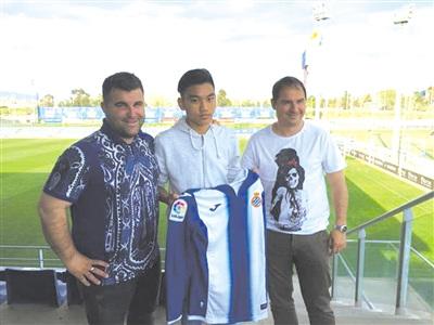 中國僑網(wǎng)14歲的戴康瑞(中)簽約西班牙人俱樂部。