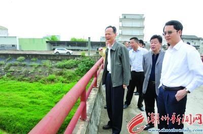 中國僑網(wǎng)4月13日上午,潮州市領(lǐng)導(dǎo)李水華、殷昭舉在檢查西山溪綜合整治工程推進(jìn)情況。 本報(bào)記者 陳宏文 攝