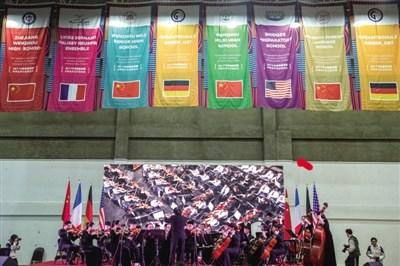 中國(guó)僑網(wǎng)溫州中學(xué)學(xué)生為法德美三國(guó)學(xué)生表演管弦樂(lè)合奏《喜劇演員之舞》。 吳仲哲 攝