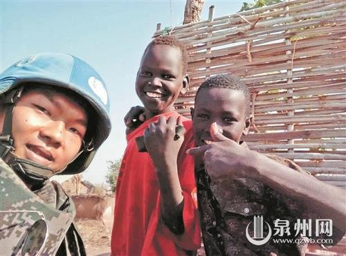 中國僑網(wǎng)謝少聰和當(dāng)?shù)貎和嫌傲裟? /></div><!--圖片--><!--圖片說明-->
<div id=