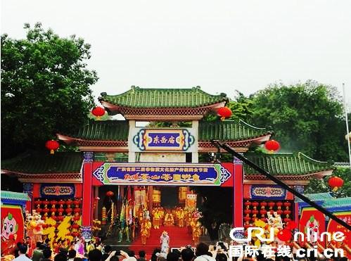 中國僑網(wǎng)資料圖:2016年廣東省第二屆非物質(zhì)文化遺產(chǎn)傳統(tǒng)美食節(jié)暨2016年茶山“茶園游會(huì)”開幕。圖為茶園游會(huì)現(xiàn)場。(圖片來源:國際在線 陳贊亮 攝)