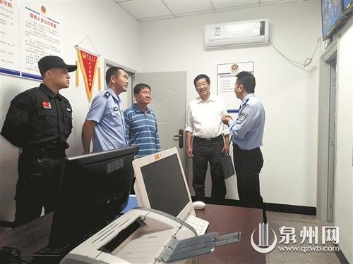 中國(guó)僑網(wǎng)調(diào)研人員參觀洛江見義勇為工作站