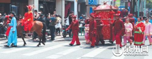 中國僑網(wǎng)“閩南傳統(tǒng)婚禮”讓人大飽眼福。 吳剛強 攝