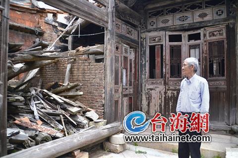 中國僑網(wǎng)老人面對故居,嘆息不已