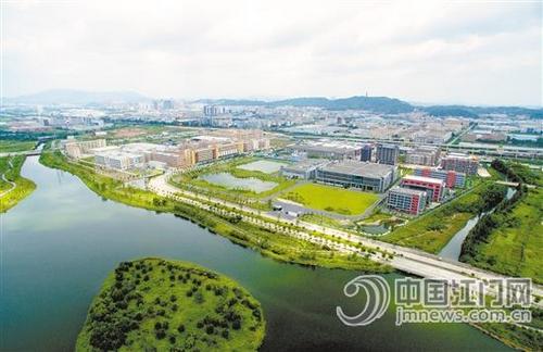 中國僑網(wǎng)南湖遠眺。司徒俊杰/攝