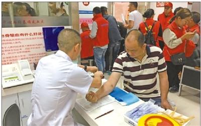 中國僑網(wǎng)圖為村民和志愿者在獻(xiàn)血。 陳祥磊 攝