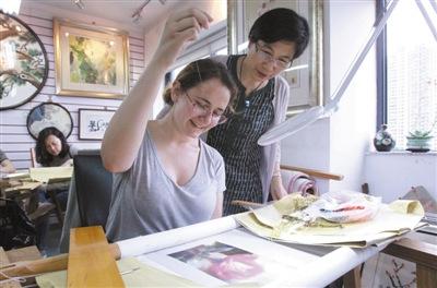 中國僑網來自美國的marina在拍攝活動中體驗了一回甌繡的魅力。(陳翔 馬小玲 攝)