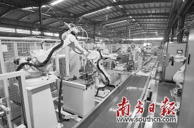 中國僑網(wǎng)圖為佛山一家企業(yè)的自動化車間。