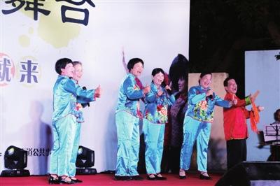 中國(guó)僑網(wǎng)圖為客家山歌《龍崗人愛(ài)講文明》唱響龍崗街道客韻大舞臺(tái)。深圳僑報(bào)通訊員 劉偉強(qiáng)攝