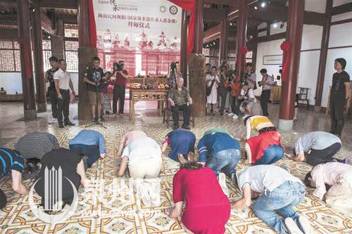 中國(guó)僑網(wǎng)徒弟們向郭金鎖行跪拜大禮