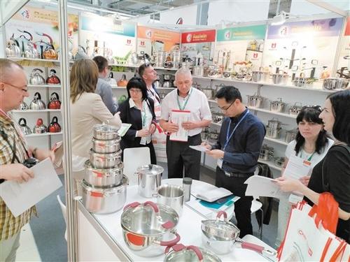 中國(guó)僑網(wǎng)江門(mén)市企業(yè)的不銹鋼產(chǎn)品獲得外國(guó)客商的青睞。