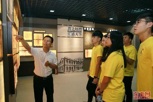 中國僑網(wǎng)華僑大學(xué)10名僑生在參觀“百年跨國兩地書——福建僑批陳列展”。本報(bào)記者 樹紅霞 攝