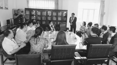 中國(guó)僑網(wǎng)高雄芎蕉腳村與華安縣市后村詹氏宗親在交流互動(dòng)。