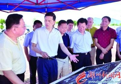 中國(guó)僑網(wǎng)潮州市委書(shū)記劉小濤到梅汕客運(yùn)專線潮汕站南廣場(chǎng)督查站改建設(shè)情況。 本報(bào)記者 黃春生 攝