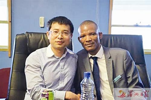 中國僑網(wǎng)圖為在仰加圭醫(yī)院工作的謝澤銓(左)