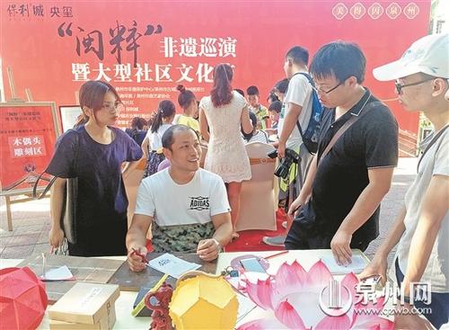 中國(guó)僑網(wǎng)傅草藝現(xiàn)場(chǎng)展示花燈制作技藝