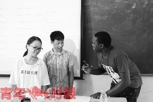 中國僑網(wǎng)邁克爾在跟孩子互動。