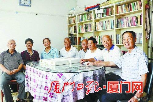 中國僑網(wǎng)蔣明生(左一)和他的哥們。