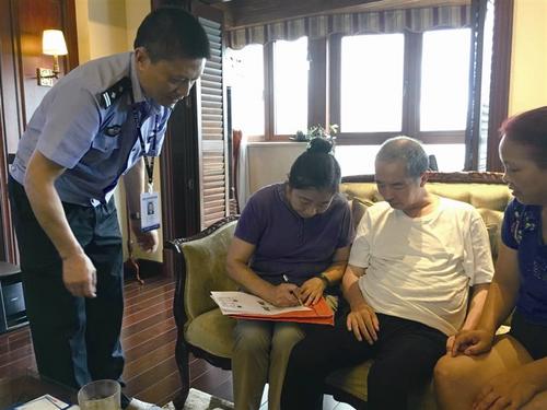 中國(guó)僑網(wǎng)(溫州)市車(chē)管所新城分所所長(zhǎng)胡劍鋒(左一)“上門(mén)辦公”