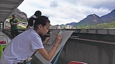 中國僑網(wǎng)來此寫生創(chuàng)作的人絡(luò)繹不絕。