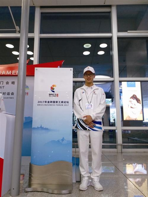 中國(guó)僑網(wǎng)鄭定杰在志愿者服務(wù)臺(tái)