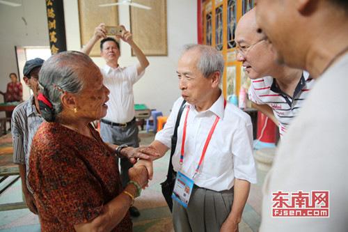 中國(guó)僑網(wǎng)薛永祥與鄉(xiāng)親暢談