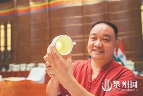 中國僑網(wǎng)金磚杯底牡丹可因不同環(huán)境變色