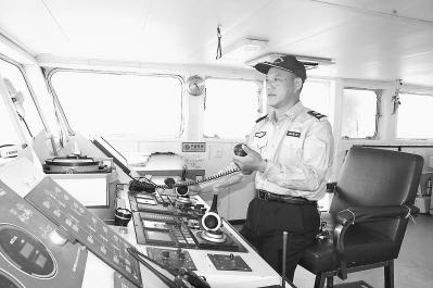 中國僑網(wǎng)陳亞太在駕駛“南日島1號”。