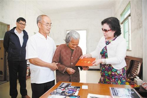 中國僑網(wǎng)江門市昌興慈善會關(guān)愛基金會為吳淑梅送去慰問金。