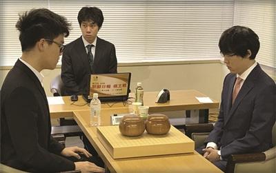 中國(guó)僑網(wǎng)柯潔(左)不敵井山裕太(右)