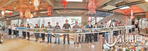 中國僑網(wǎng)主創(chuàng)人員在對長卷做最后完善(泉州華光攝影學院供圖)