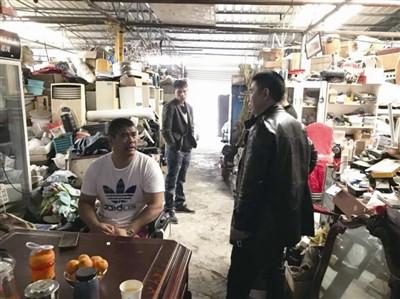 中國僑網(wǎng)李振虎坐在輪椅上和客商談生意