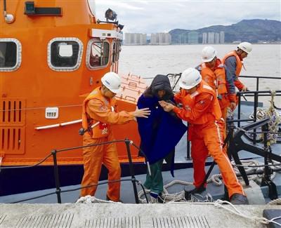 中國僑網(wǎng)夫妻倆獲救上岸