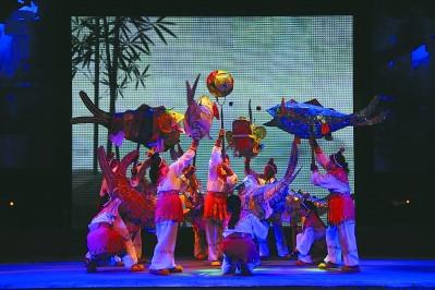 中國(guó)僑網(wǎng)溝邊“九鯉燈舞”