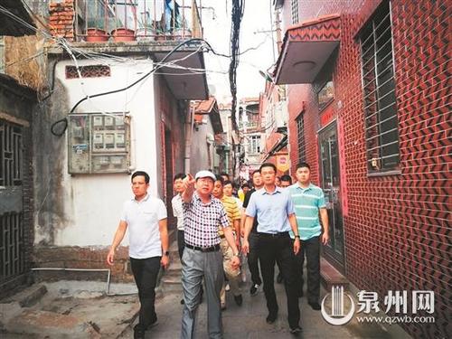 中國僑網(wǎng)洪泓向朋友講述古城文化,介紹“舌尖上的泉州”。