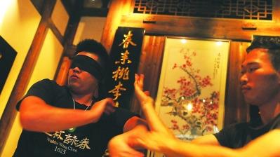 中國(guó)僑網(wǎng)詠春拳弟子展示“黐手黐腳”。