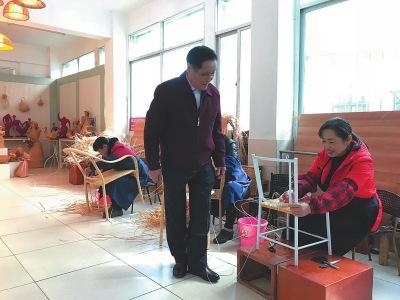 中國(guó)僑網(wǎng)陳清河指導(dǎo)藝人制作竹藤編。