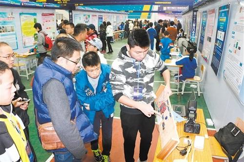 中國僑網(wǎng)江門一中學生介紹自己發(fā)明的路邊停車智能管理系統(tǒng)。